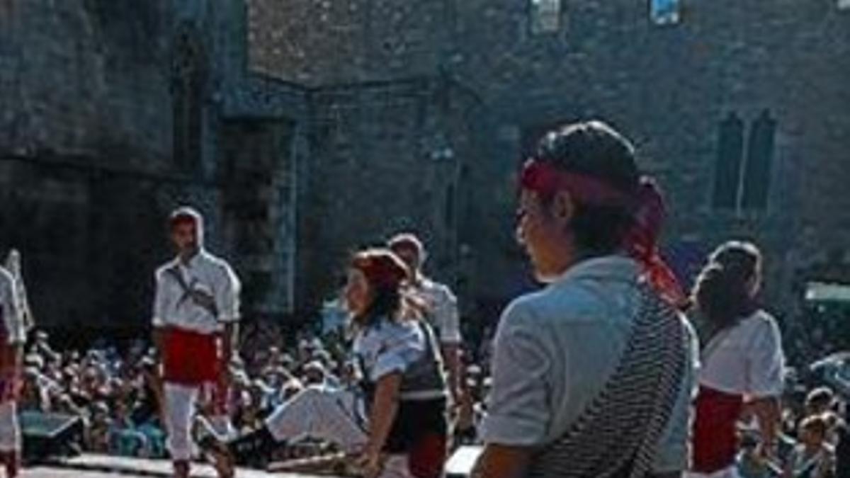 'Bastoners' en la plaza del Rei, ayer.