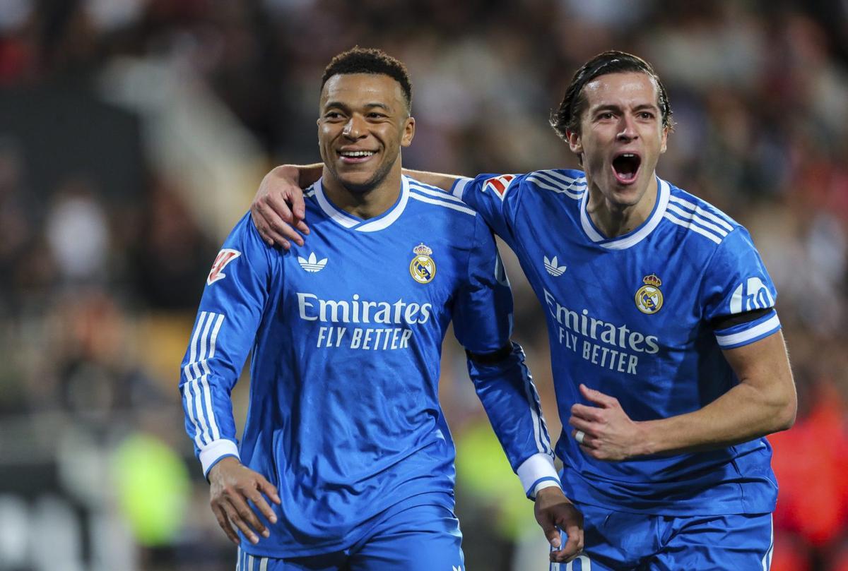 Álvaro Carreras, autor del primer gol del Real Madrid, celebra con Mbappé el segundo, obra del francés. | APF7 EUROPA PRESS
