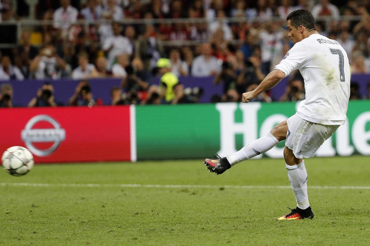 Cristiano Ronaldo tirando un penalti con el Real Madrid