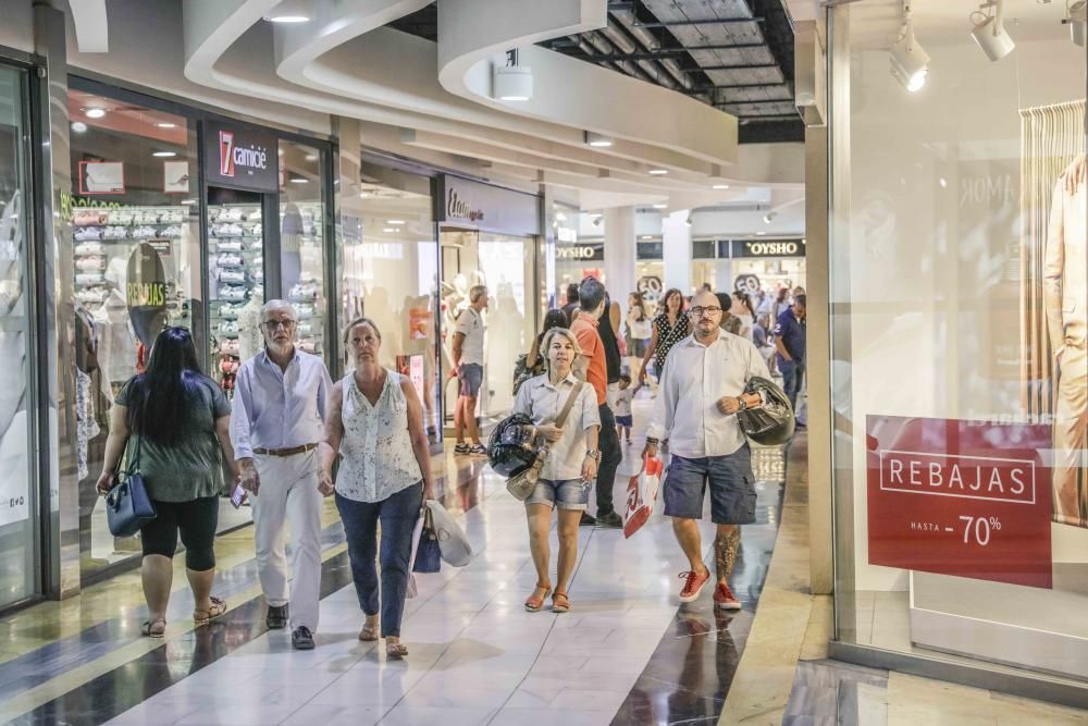 Las rebajas de verano arrancan  con fuerza por el empuje turístico