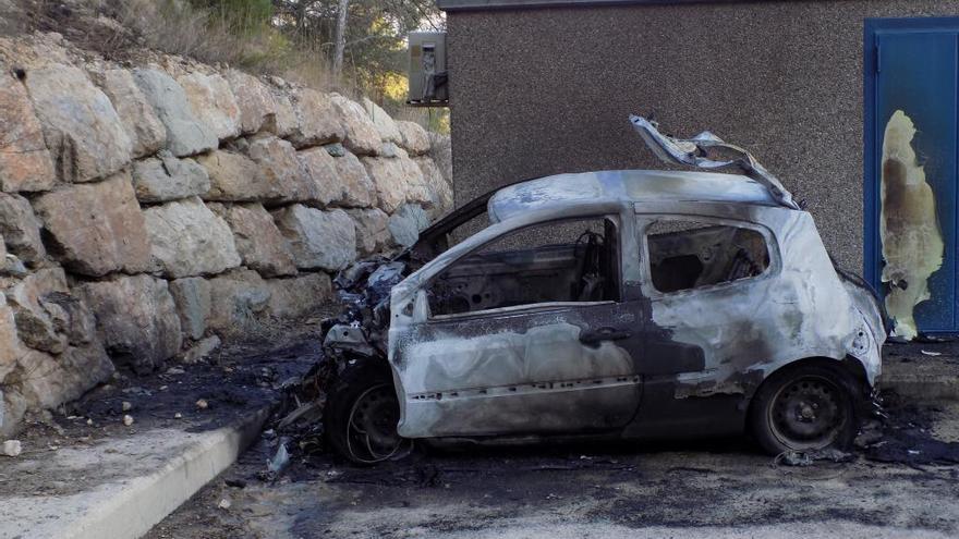Estat en què va quedar el cotxe després de xocar amb el mur i incendiar-se