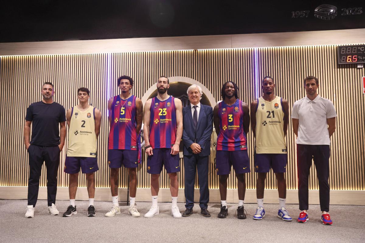 Los cinco fichajes de la plantilla, con Juan Carlos Navarro y Mario Bruno Fernández en los extremos y el directivo Josep Cubells en el centro.