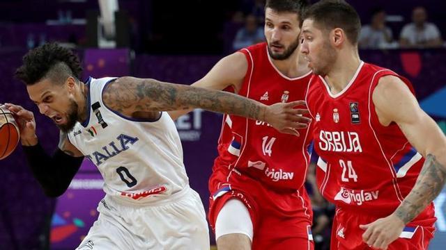 El italiano Hackett disputa el balón con el serbio Jovic.