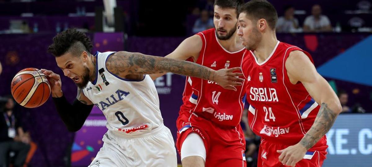 El italiano Hackett disputa el balón con el serbio Jovic.