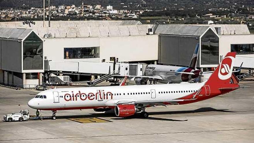 Imagen de un avión de Air Berlin en el aeropuerto de Son Sant Joan.