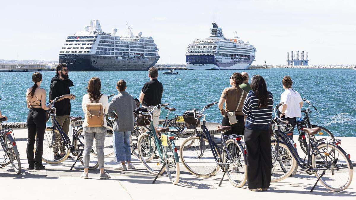 Excursión en bicicleta por el puerto de Alicante donde están atracados dos cruceros