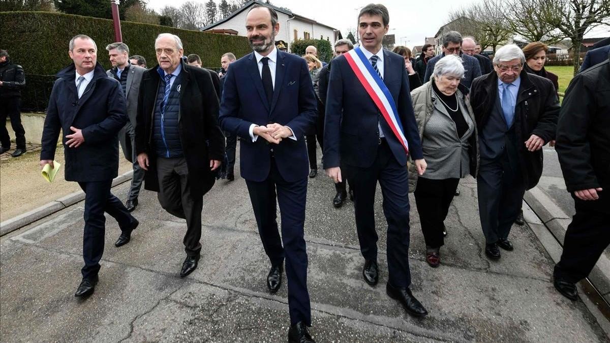 El primer ministro francés Edouard Philippe (tercero por la izquierda), durante un comité interdepartamental sobre entorno rural en Girancourt.