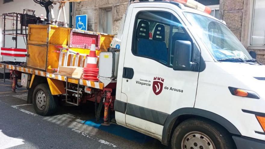 Un vehículo del Concello aparca en una plaza para personas con movilidad reducida