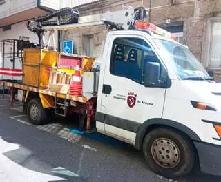 Un vehículo del Concello aparca en una plaza para personas con movilidad reducida