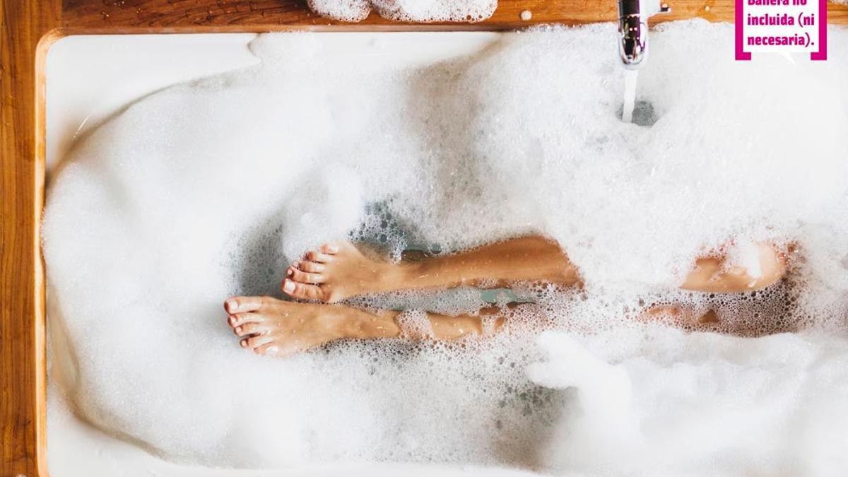 Mujer en bañera de lujo