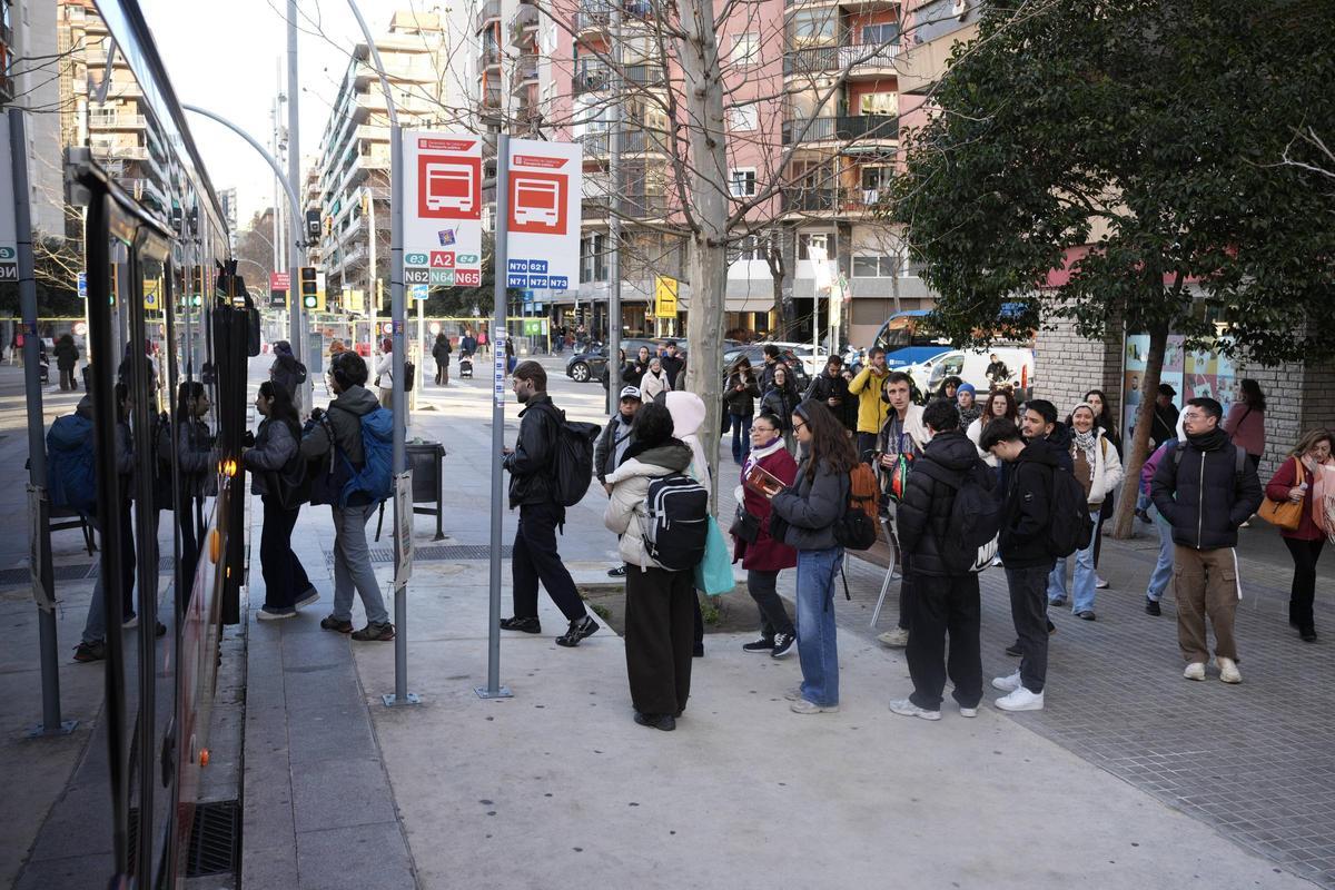 Pasajeros esperan para coger un autobús en las paradas de La Sagrera