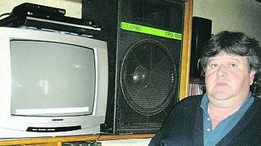 Joaquín Gutiérrez con la televisión encendida y sin señal.