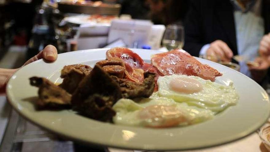 Detalle del plato típico en un restaurante de la capital.