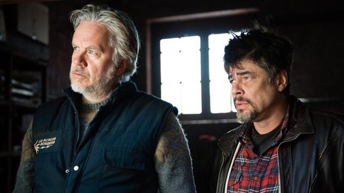 Tim Robbins y Benicio del Toro, en una imagen de 'Un día perfecto'.