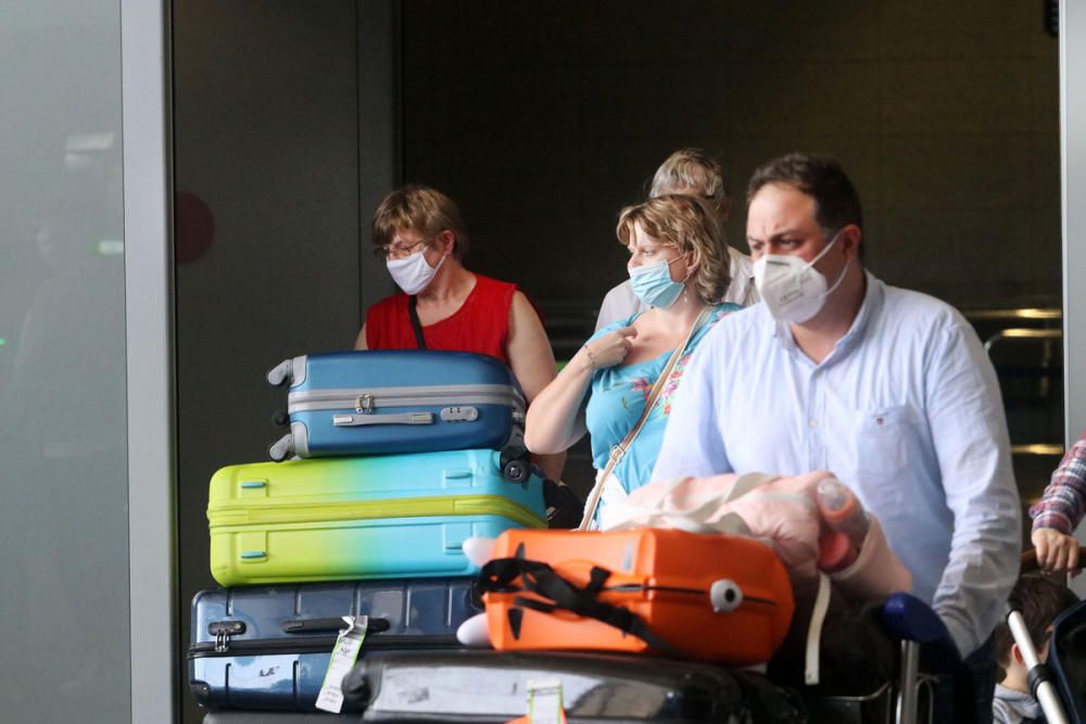 Turistas llegando al aeropuerto de Málaga