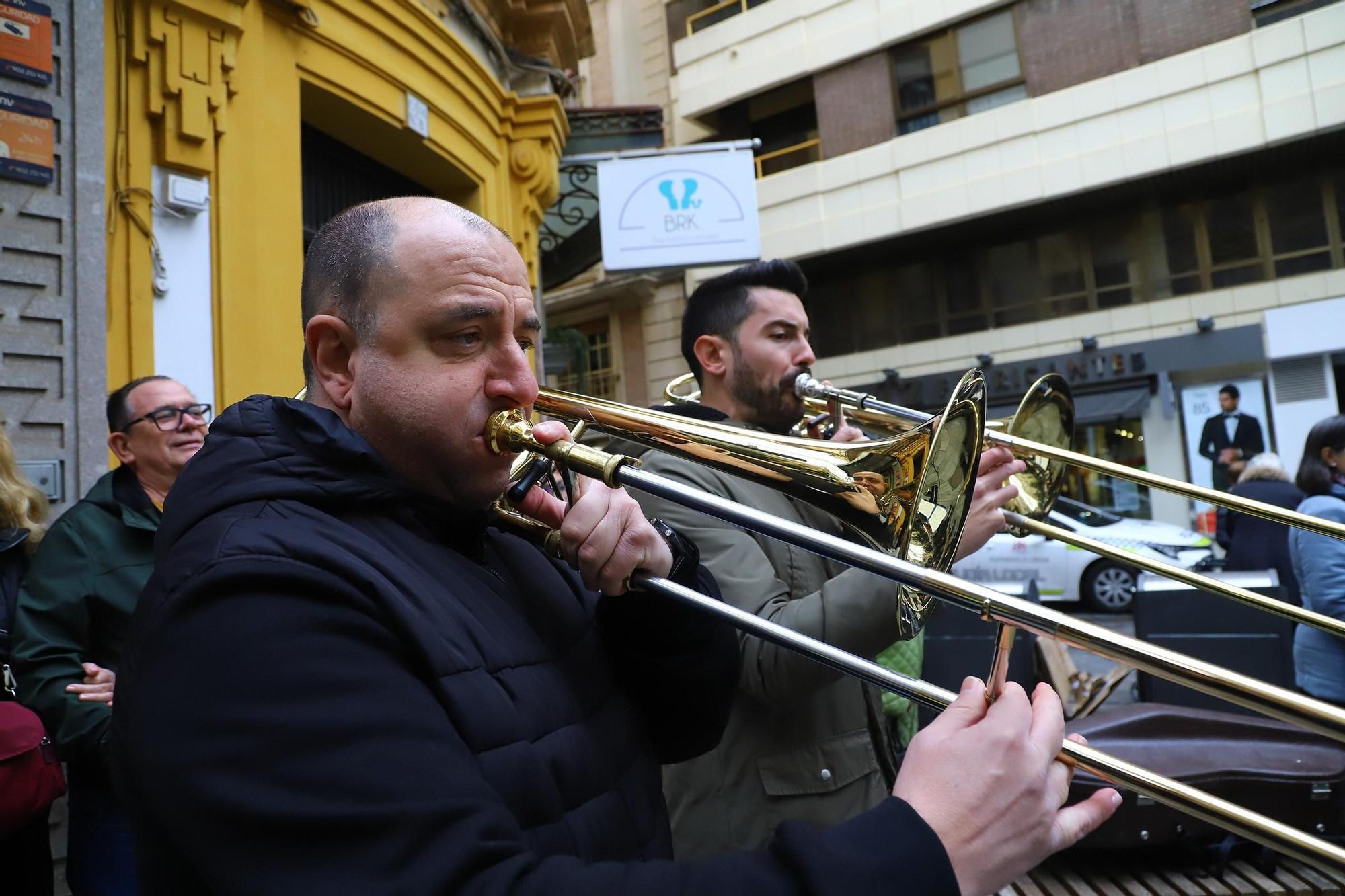 La Orquesta de Córdoba inerpretando Adeste Fideles en la calle Cruz Conde