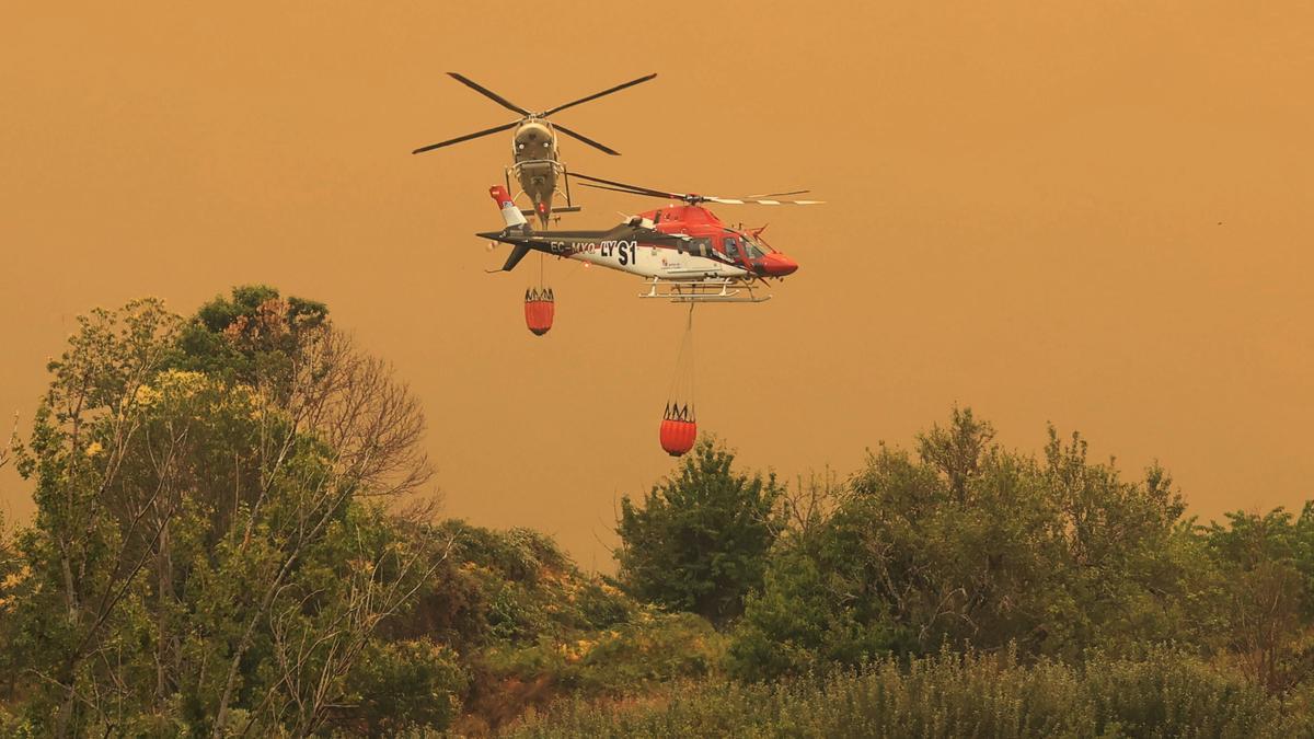 Uno de los medios aéreos trabajando en la extinción del incendio de Monsagro