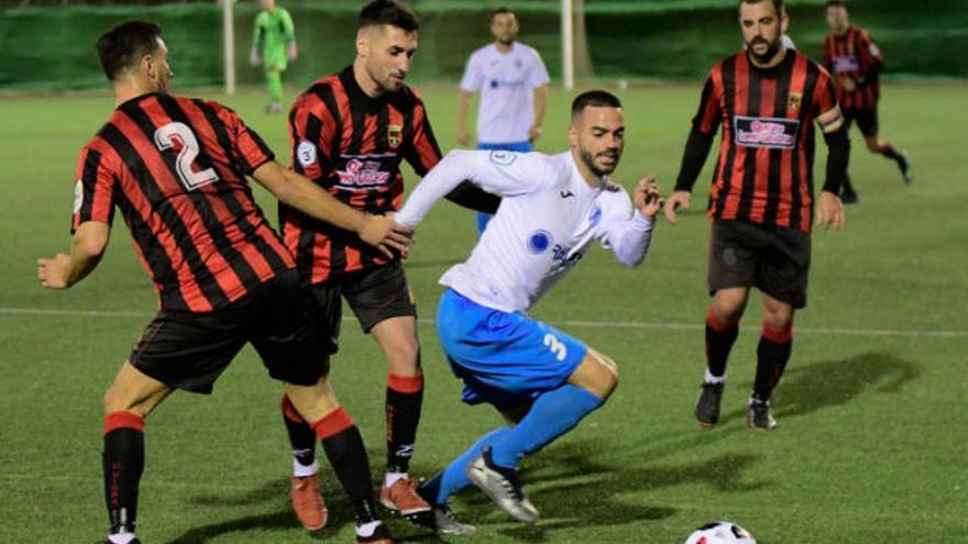 El jugador del Tamaracaeite, David Figueroa, ayer, en el Alfonso Silva, rodeado de tres rivales del Unión Viera.