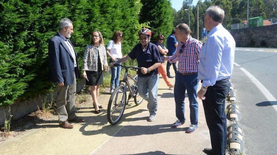 Ethel Vázquez visitó ayer O Terrón en compañía del alcalde de Vilanova. // Noé Parga