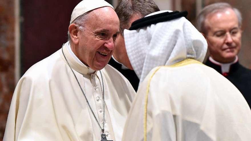 El Papa Francisco, ayer, durante una audiencia con diplomáticos en el Vaticano. // Ettore Ferrari