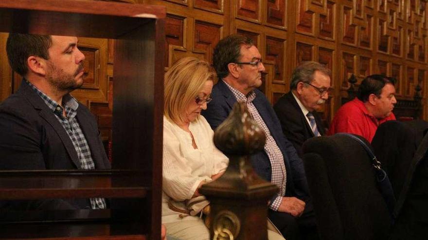 Los cinco imputados escuchan el veredicto del jurado tras el juicio en la Audiencia Provincial.