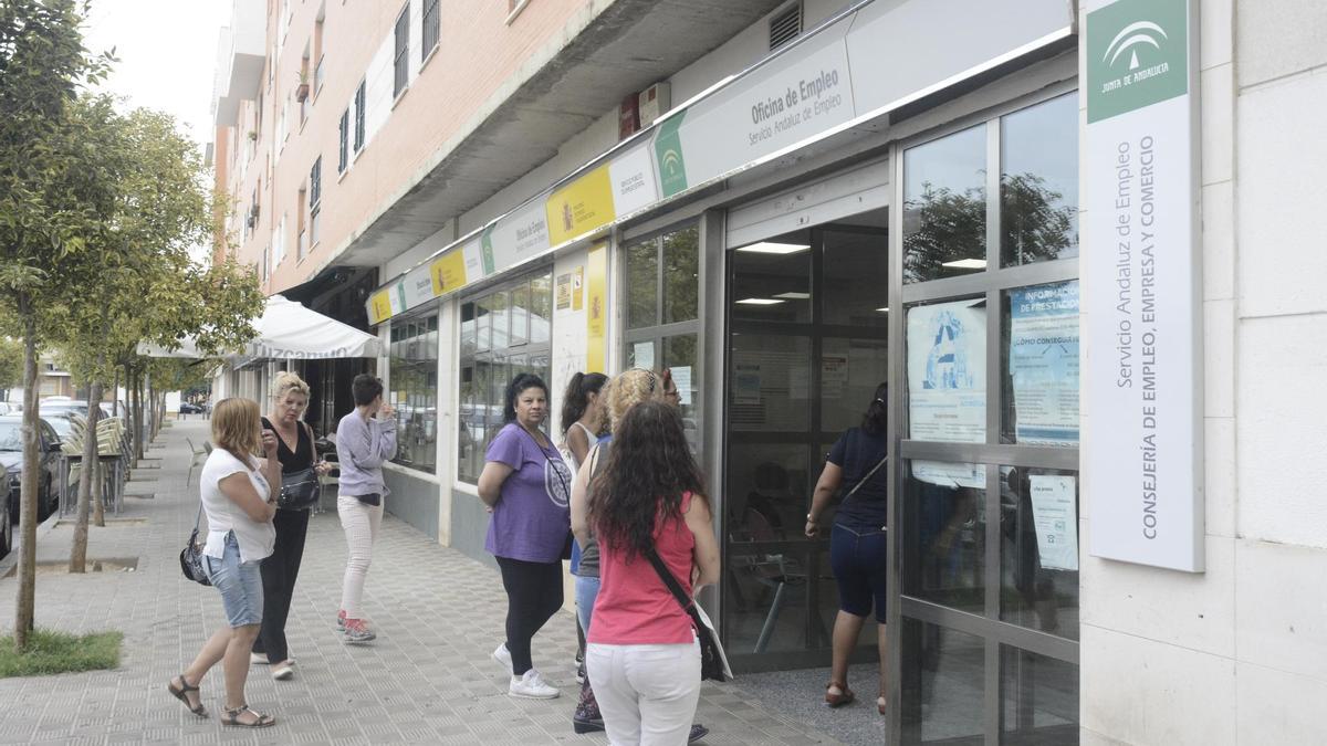 Una oficina del SAE en Sevilla. / El Correo