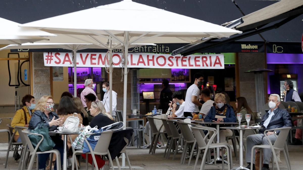 En Vigo y otros 114 Concellos de Galicia la hostelería solo podrá atender en terraza. // J. Lores