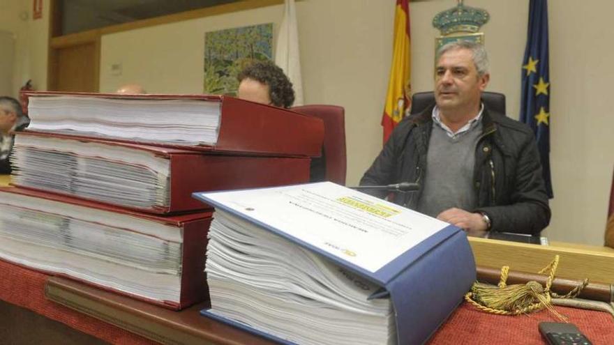 El alcalde, en el pleno que aprobó inicialmente el plan general.