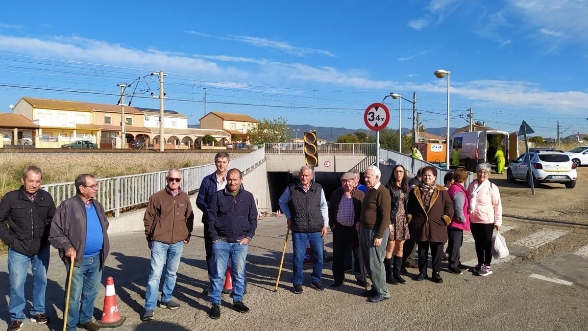 Vecinos de Villarrubia y del Veredón de los Frailes en la protesta de hace una semana, junto al paso subterráneo.