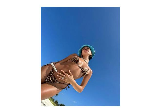 Hailey Bieber con bikini con estampado de leopardo