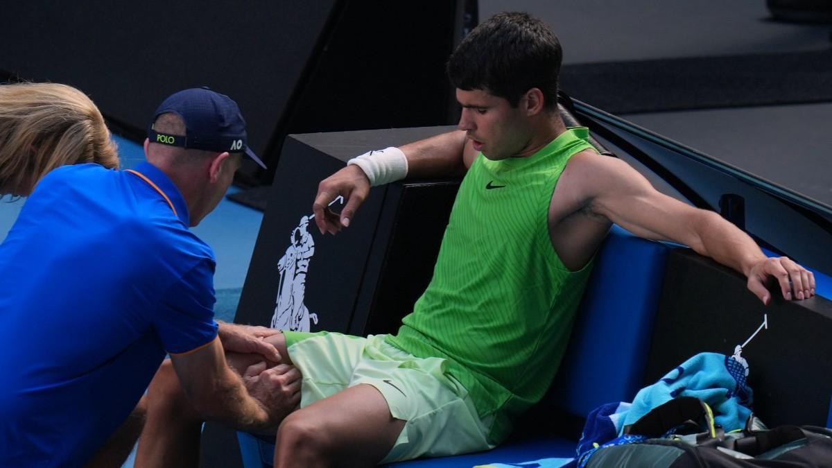 Carlos Alcaraz, siendo atendido durante el partido contra Zverev