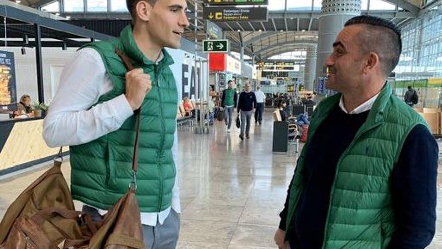 Dani Calvo y Chema Monzón, ayudante de Pacheta, en el aeropuerto de El Altet antes de iniciar el viaje de ida