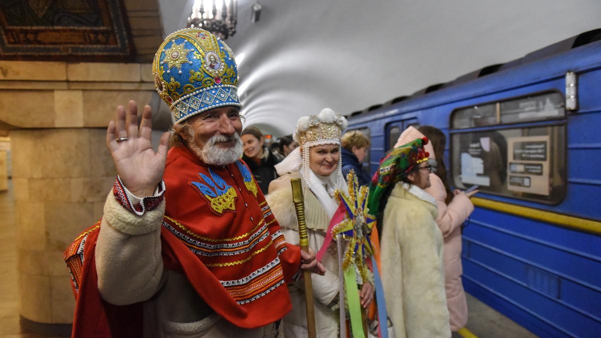 Ucranianos cantan villancicos en el metro de Kiev.