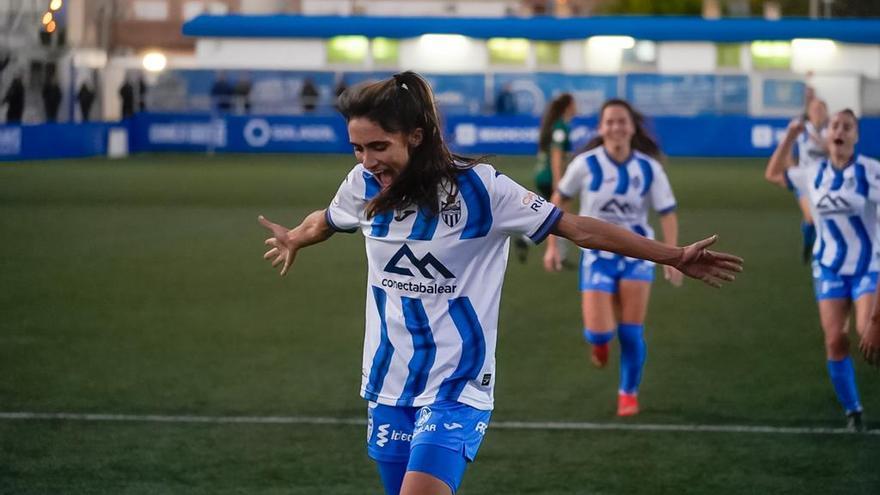 La jugadora del Baleares Gabi celebra su gol al Cacereño