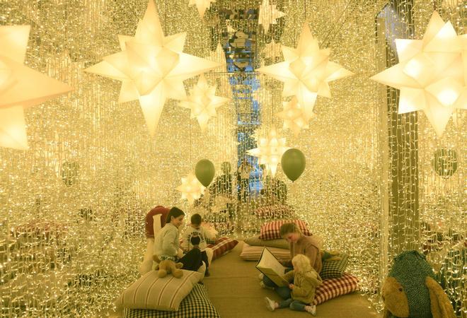 La tienda de Zara en la calle Compostela regala la Navidad a los coruñeses