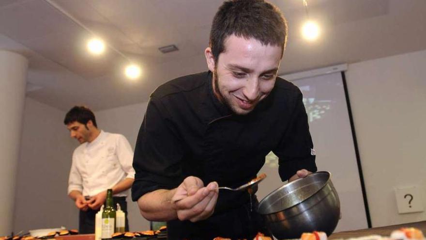 Javier Fins, en una actividad vinculada a la gastronomía salmonera en A Estrada. // Bernabé/Javier Lalín