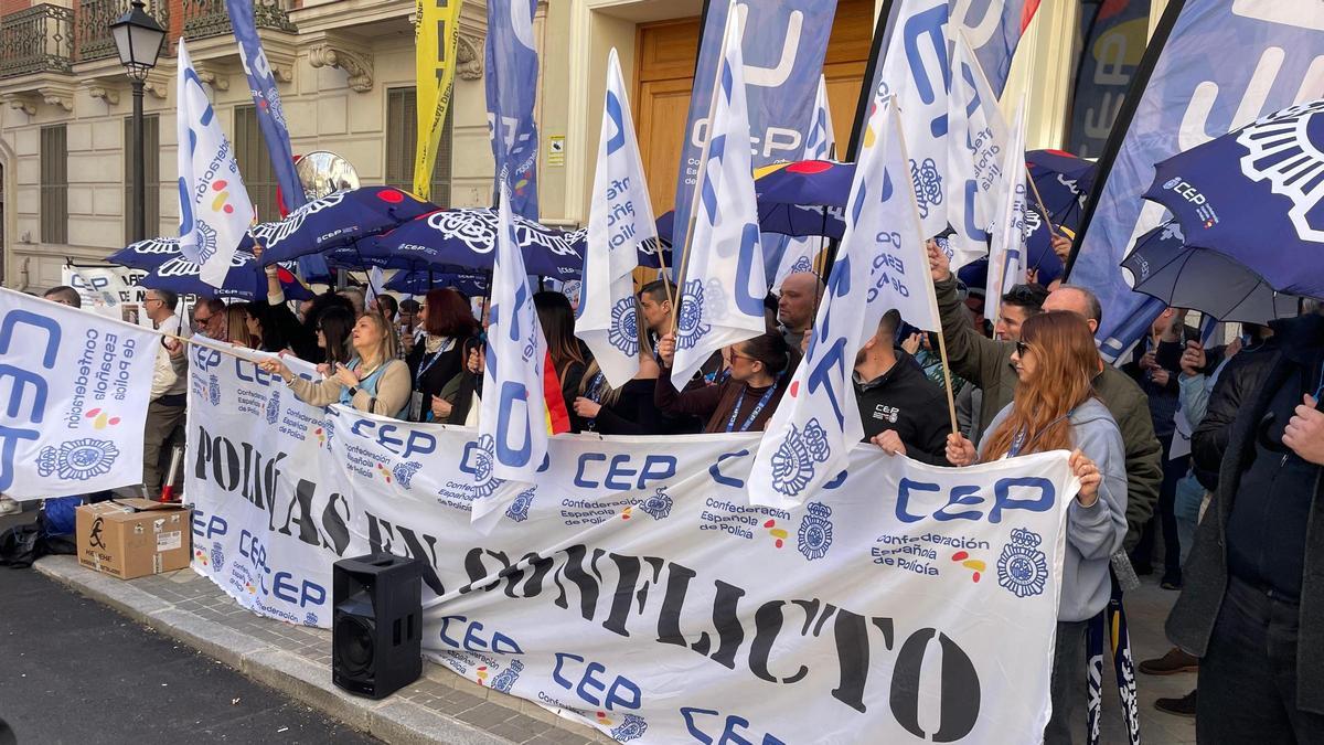Miembros del sindicato Confederación Española de Policía (CEP) protestan en Madrid este martes contra la actuación del mnistro Marlaska en el caso del DAO