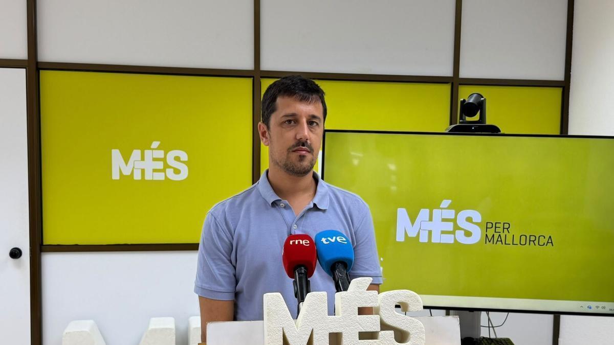 El diputado de Més per Mallorca, Ferrán Rosa, durante una rueda de prensa.