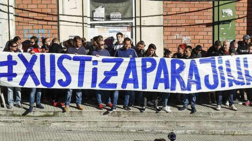 Los miembros de la asociación &quot;Jimmy sempre con nós&quot; despliegan una pancarta frente al Juzgado de A Coruña. // OPC
