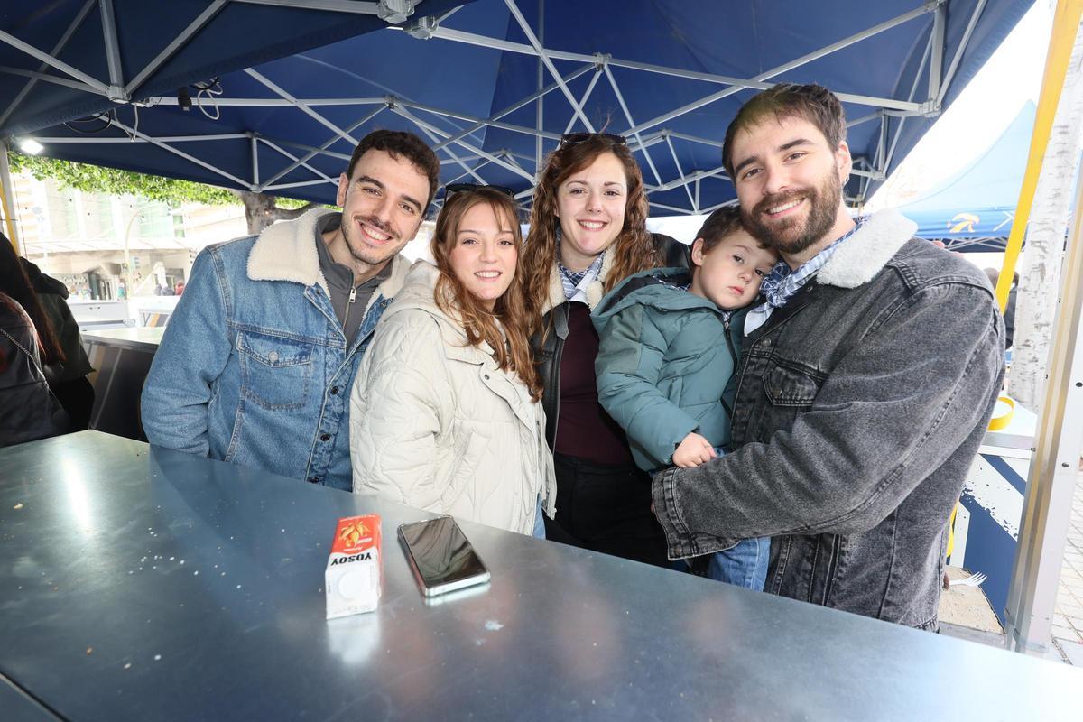 Víctor, Vicky, Irene, Marc y Pol pasan la tarde en una de las barras