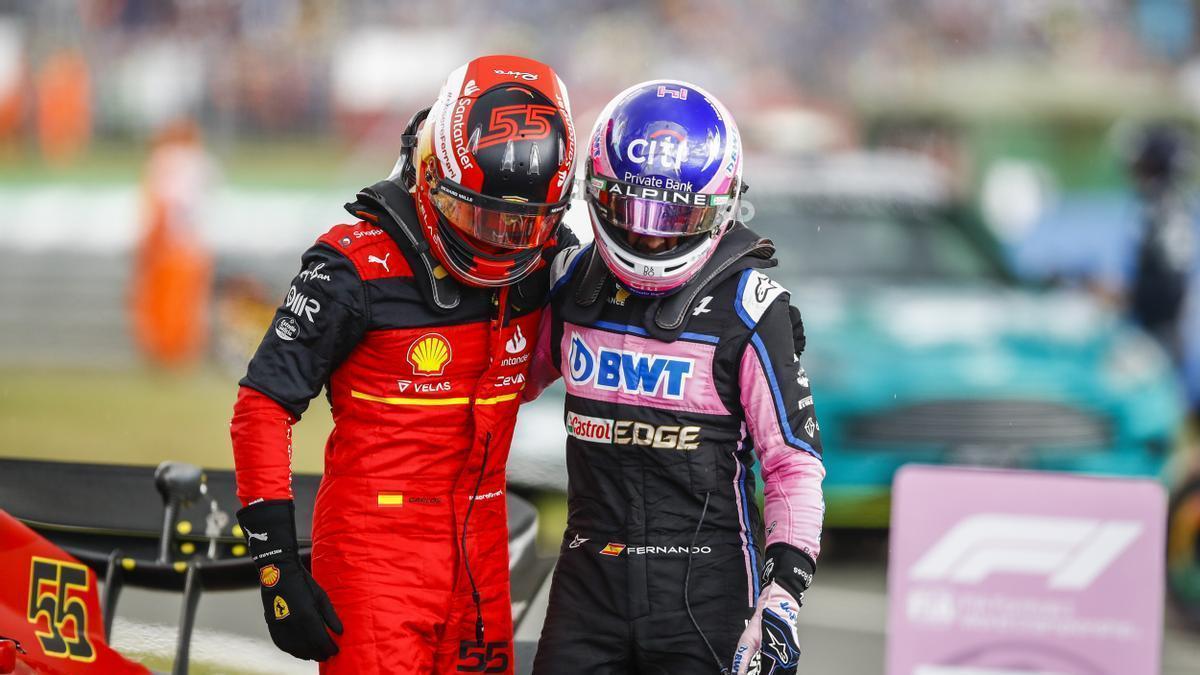 Fernando Alonso, junto a Carlos Sainz, tras concluir el Gran Premio de Gran Bretaña.