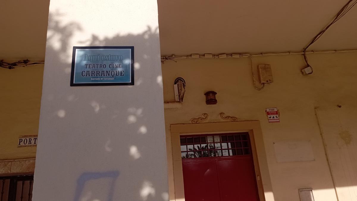 Un cartel recuerda el emplazamiento del antiguo Teatro Cine Carranque, en la plaza de Pío XII.