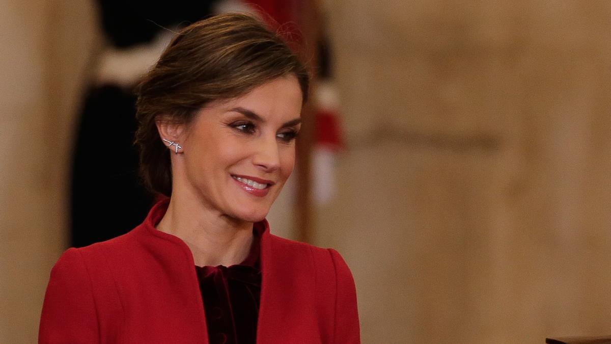 Detalle del look de Letizia Ortiz en la ceremonia en la que se ha impuesto el Toisón de Oro a la princesa Leonor