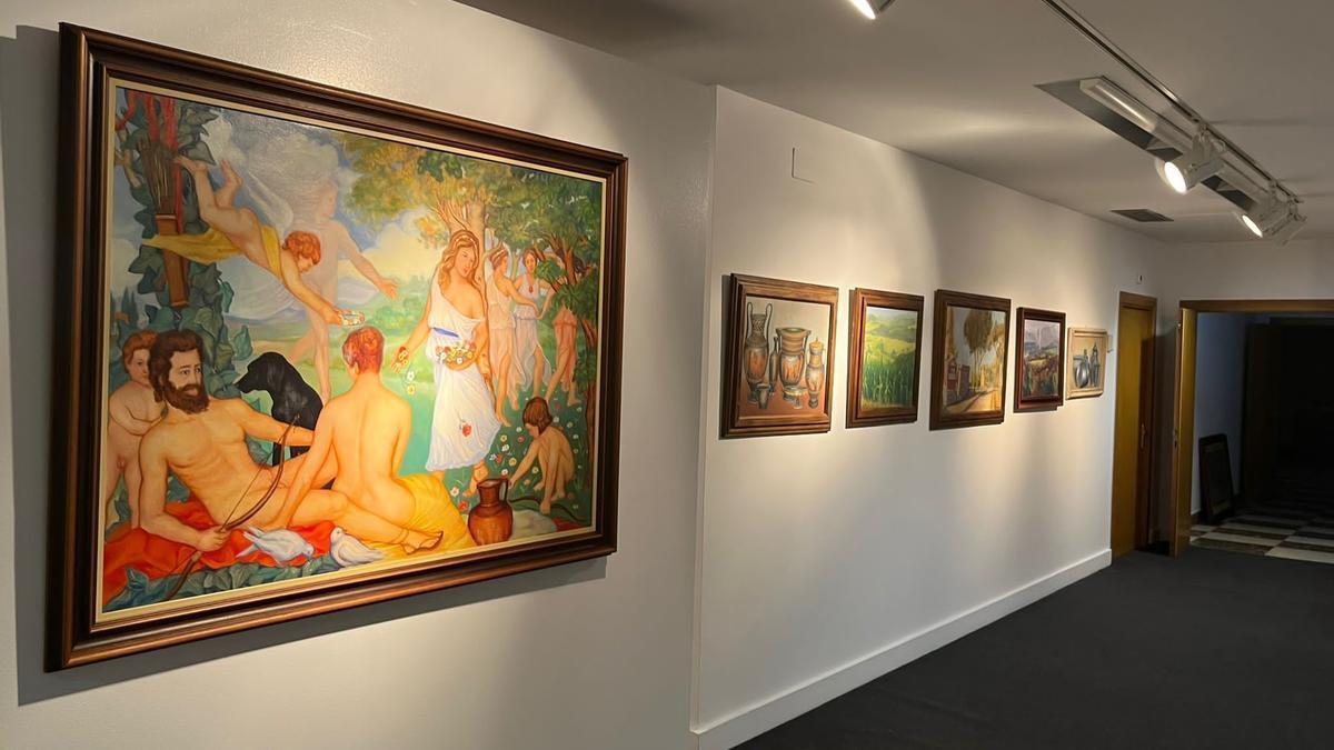 Interior de la exposición de esculturas y pinturas de José Manuel Félix Magdalena