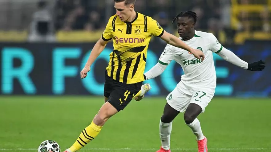 Schlotterbeck, durante un entrenamiento con el Dortmund