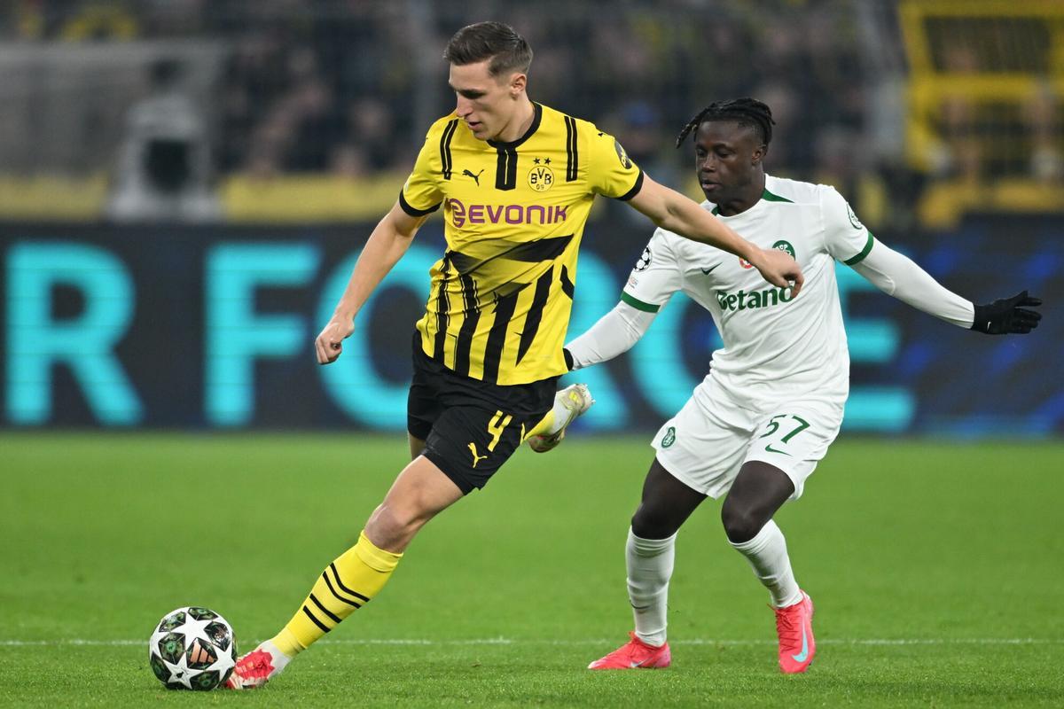 Schlotterbeck lucha con Geovany Quenda