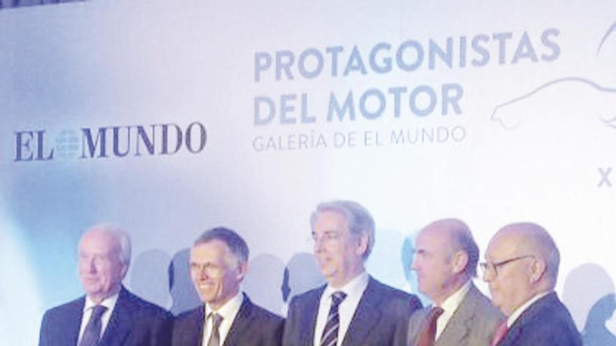 Tavares, segundo por la izquierda, al finalizar la entrega de premios &quot;Protagonistas del Motor&quot;, ayer, en Madrid. // Unidad Editorial