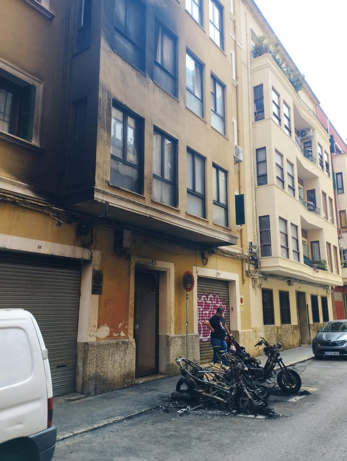 Las motos quemadas, frente a la puerta del edificio.