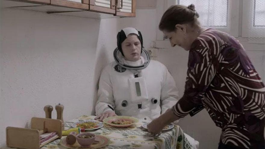 Una escena del astronauta y la mujer que lo acoge