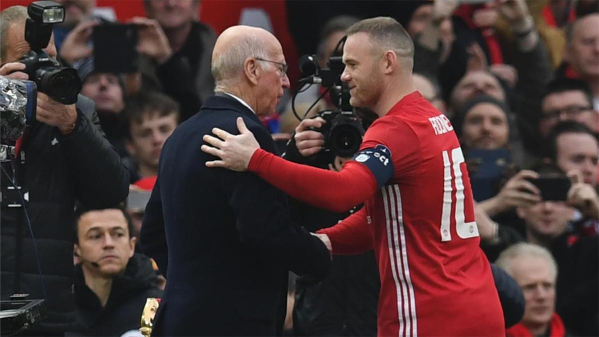Bobby Charlton, felicitando a Wayne Rooney